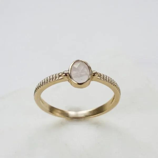 Shlomit Ofir Bagues>Bague Rosemary - doré et quartz rose